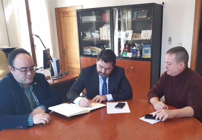 López Siro firma en el libro de honor del Ayuntamiento de Alcolea