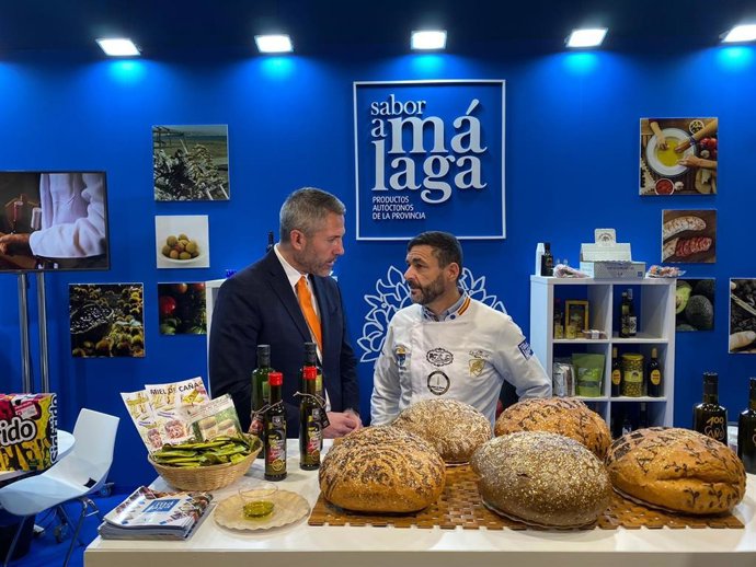 El vicepresidente de la Diputación de Málaga Juan Carlos Maldonado (i) junto al panadero malagueño Juan Manuel Moreno, que ha elaborado el pan más caro del mundo con oro, plata y flores comestibles