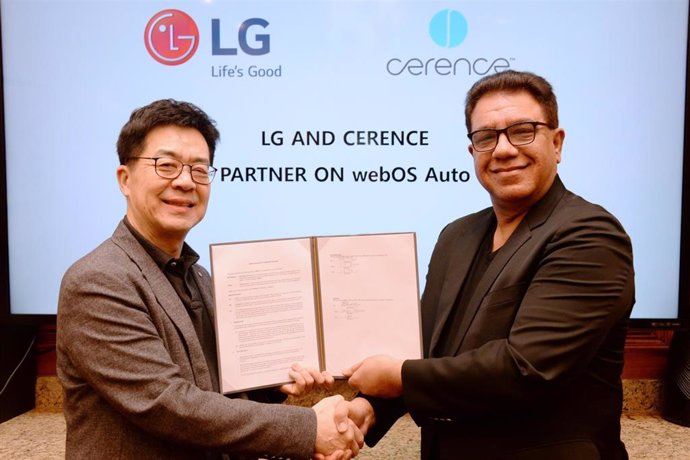 I.P. Park, presidente y CTO de LG Electronics (izquierda) y Sanjay Dhawan, CEO de Cerence (derecha), sellan una alianza entre LG y Cerence para introducir un asistente de voz en klos coches conectados.