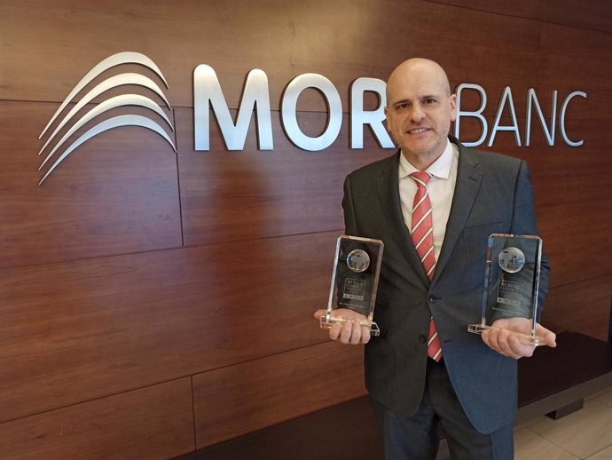 El director del área de Experiencia Global de Cliente de MoraBanc, Ignasi Martín, con los premios