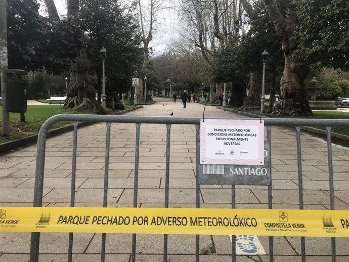 Parques cerrados en Santiago por la alerta por temporal de viento.