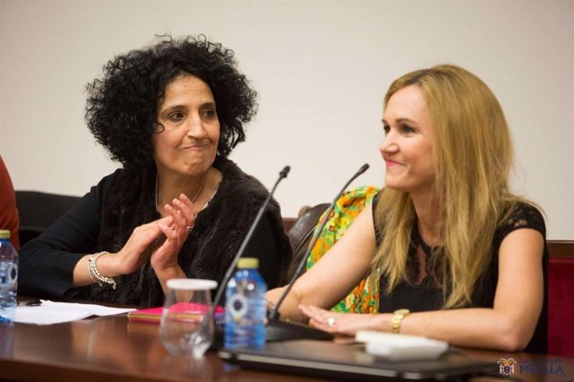 La escritora Zoubida Boughaba, junto a la consejera de Cultura de Melilla, Elena Fernández (PSOE)