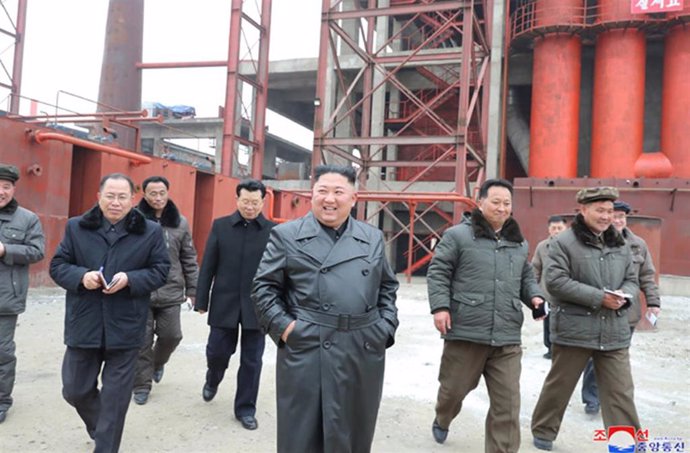 Kim Jong Un visita una fábrica