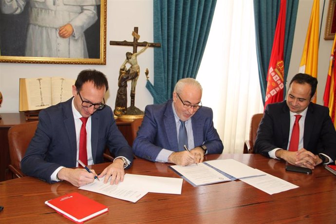 José Luis Mendoza y José María García de los Ríos suscriben el acuerdo de colaboración