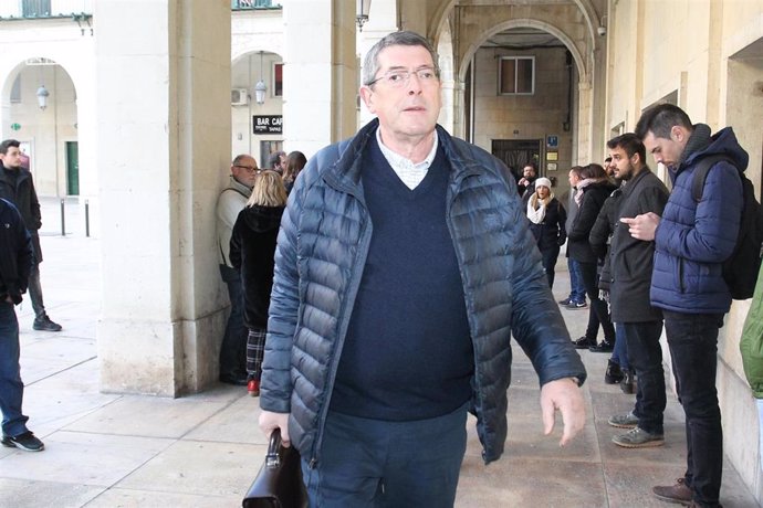 Juan Cano, sucesor de Alejandro Ponsoda, a la llegada a la Audiencia de Alicante para el juicio del caso Polop