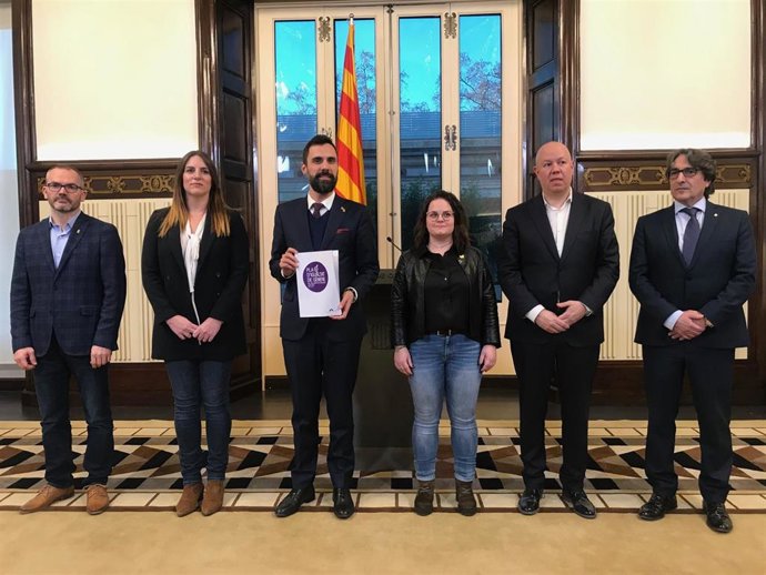 El pte. Del Parlament, R.Torrent, presenta el Plan de igualdad con los miembros de la Mesa J.Costa (JxCat), J.Garcia y L.Vilchez (Cs), R.Ribas ( ERC) y D.Pérez (PSC)