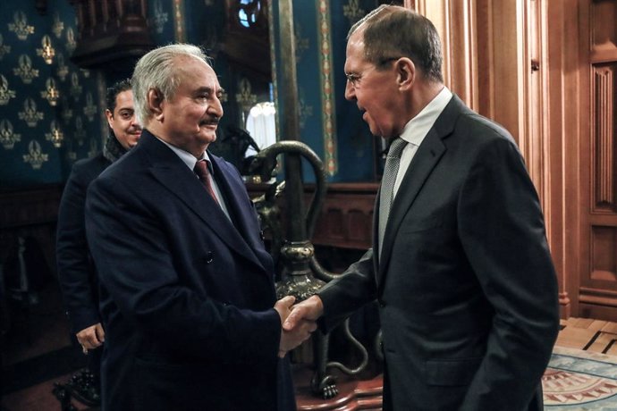 El ministre d'Exteriors de Rússia, Serguei Lavrov (dreta), amb el militar libans Jalifa Haftar (esquerra), en una imatge d'arxiu.