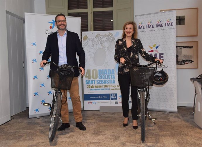 El alcalde de Palma, José Hila, y la directora territorial de CaixaBank en Baleares, María Cruz Rivera, sostienen dos bicicletas en la presentación de la 40 Diada Ciclista Sant Sebasti.