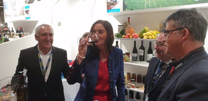 La ministra de Turismo, Reyes Maroto, degusta una copa de vino en el stand de Tenerife en Madrid Fusión