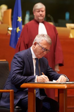 13 January 2020, Luxembourg, Luxemburg: European Commissioner designate for Jobs and Social Rights Nicolas Schmit signs documents during a swearing-in ceremony at the EU Court of Justice. Photo: Thomas Frey/dpa