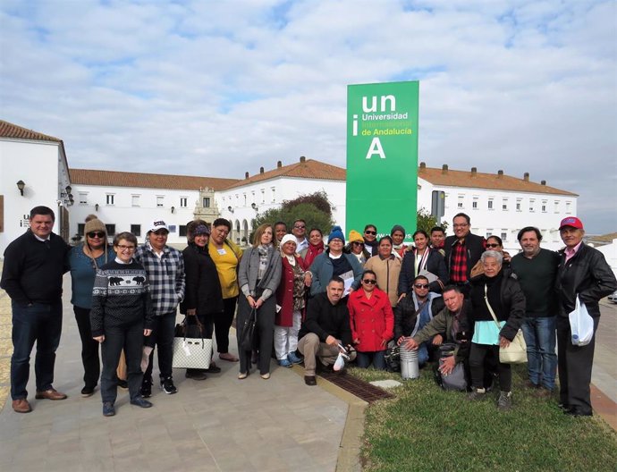 Un grupo de educadores cooperativistas de Honduras conocen la sede de la UNIA en La Rábida.