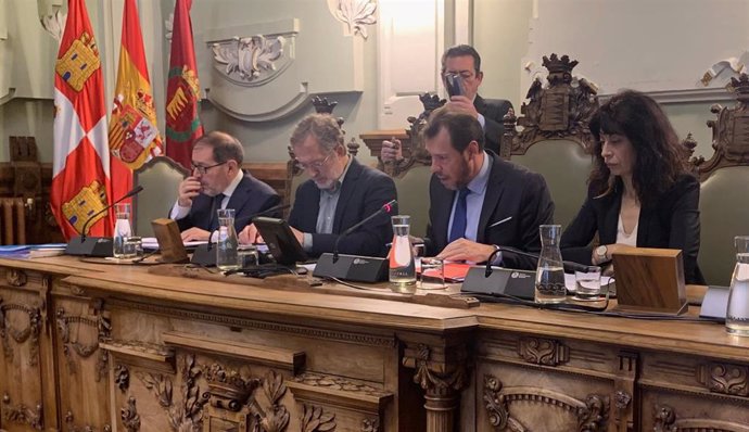 Mesa de presidencia del Pleno del Ayuntamiento de Valladolid.