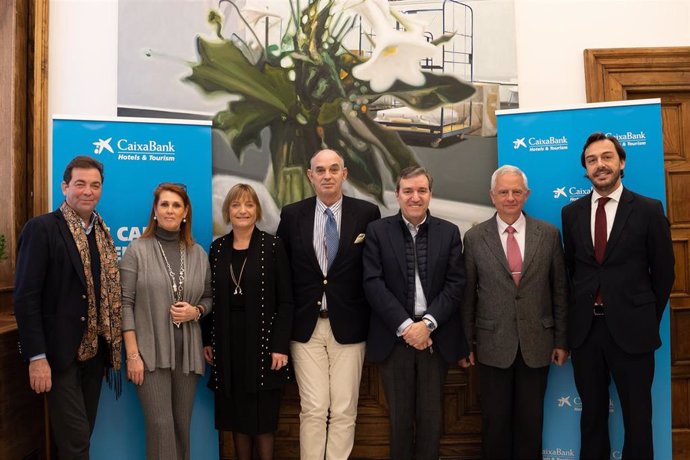 La directora territorial de CaixaBank en Andalucía Occidental, María Jesús Catalá; el presidente de la Asociación de Hoteles de Sevilla, Manuel Cornax; y Guillermo Martín junto a los galardonados con los premios Hotels & Tourism de Caixabank.