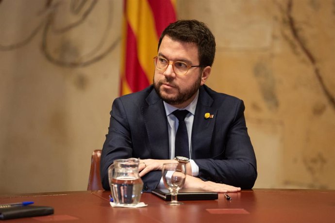 El vicepresidente de la Generalitat, Pere Aragons, durante su reunión con el presidente de la Generalitat, Quim Torra, quien ha propuesto defender la autodeterminación en la mesa de negociación con el Gobierno.
