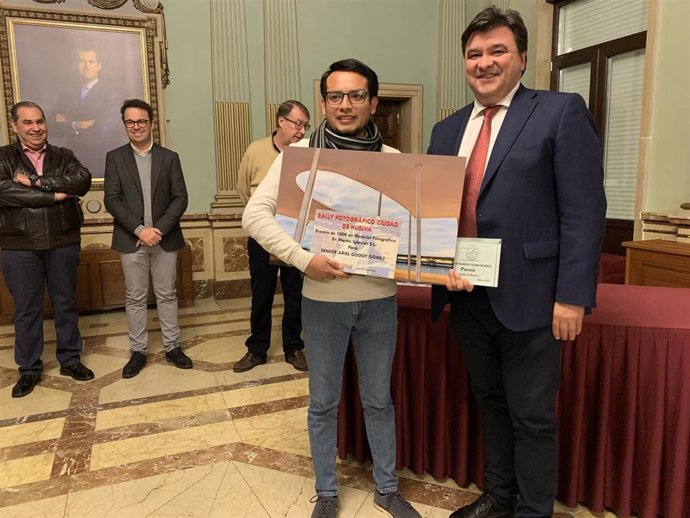 El alcalde de Huelva, Gabriel Cruz, entrega los premios del Tercer Rally Fotográfico 'Ciudad de Huelva'