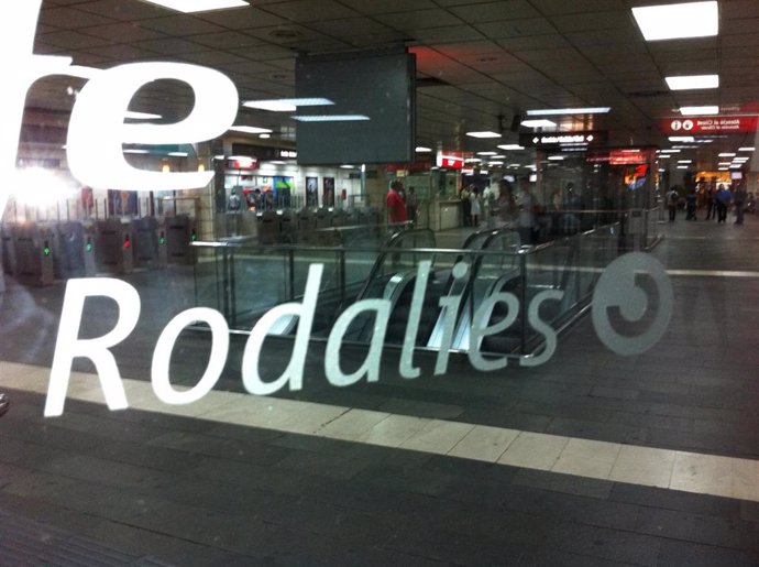 Estación de tren de Renfe-Rodalies / Cercanías en la plaza Catalunya de Barcelona. Transporte público. Ferrocarril.