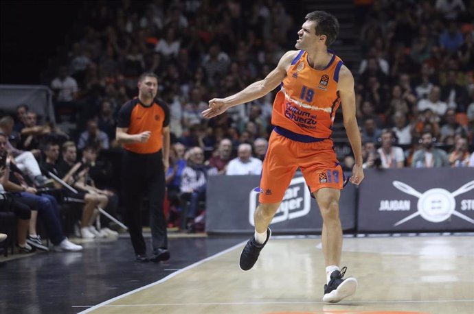 Fernando San Emeterio celebra una canasta con el Valencia Basket.