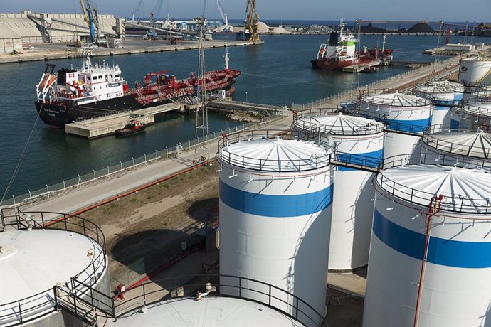 Tancs petroquímics al Port de Tarragona en una imatge d'arxiu.