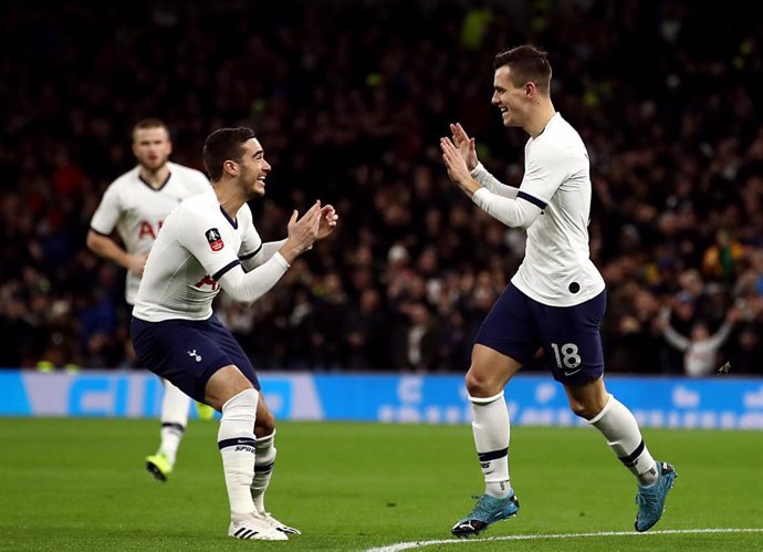 Giovani Lo Celso y Harry Winks celebran uno de los goles del Tottenham