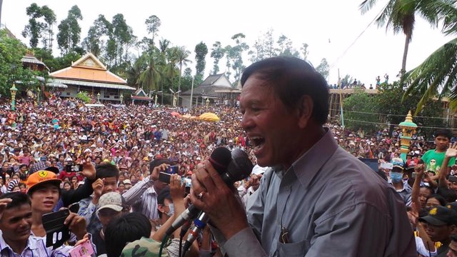El líder opositor del prohibido Partido de Rescate Nacional de Camboya (CNNP), Kem Sokha, durante una manifestación en 2016.