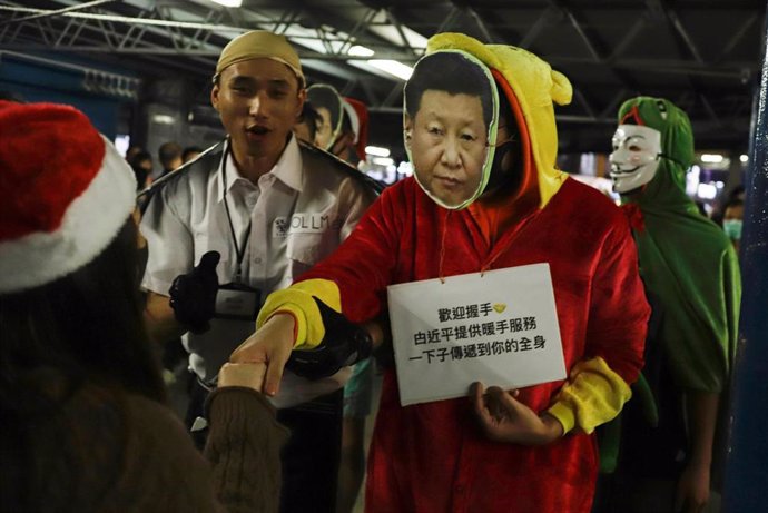Un manifestante vistiendo una careta del presidente de China, Xi Jinping, durante la jornada de protestas celebrada la víspera de Navidad de 2019 en Hong Kong.