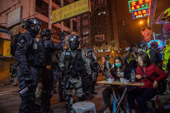 China.- La Policía de Hong Kong detona una bomba de supuestos manifestantes cont