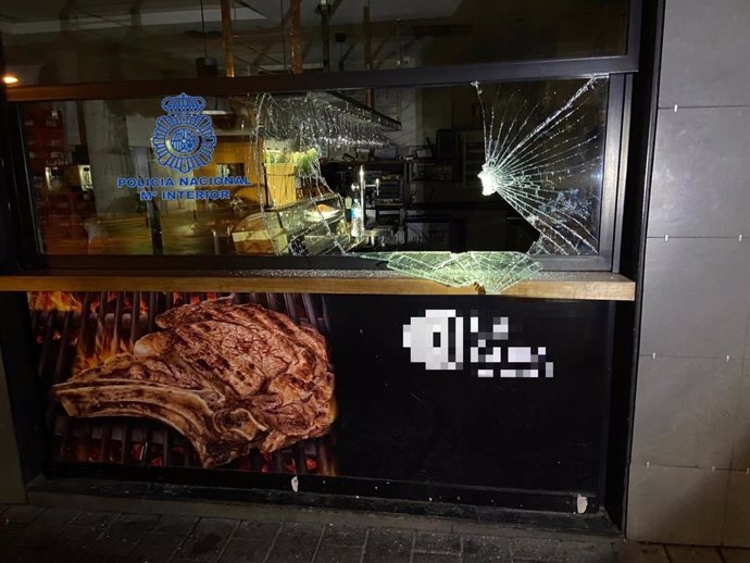 Policía Nacional detiene a una persona que fracturó con un adoquín la cristalera de un restaurante para entrar y robar