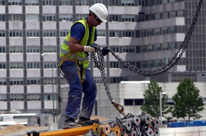 Un albañil en su puesto de trabajo