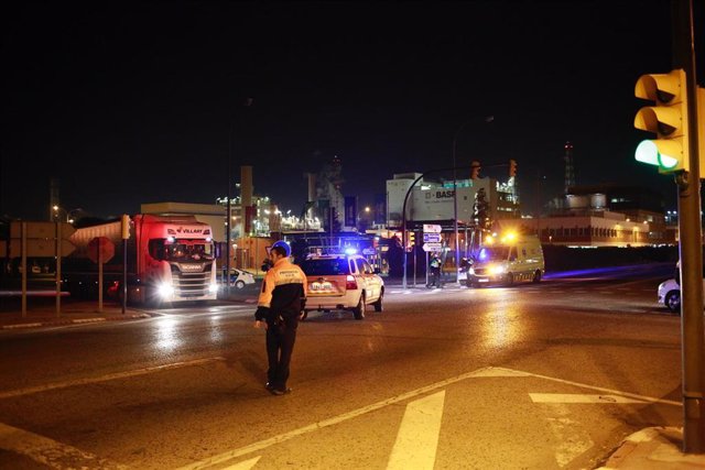 Bomberos y servicios de Emergencia acuden a la explosión en la planta petroquímica de La Canonja (Tarragona)