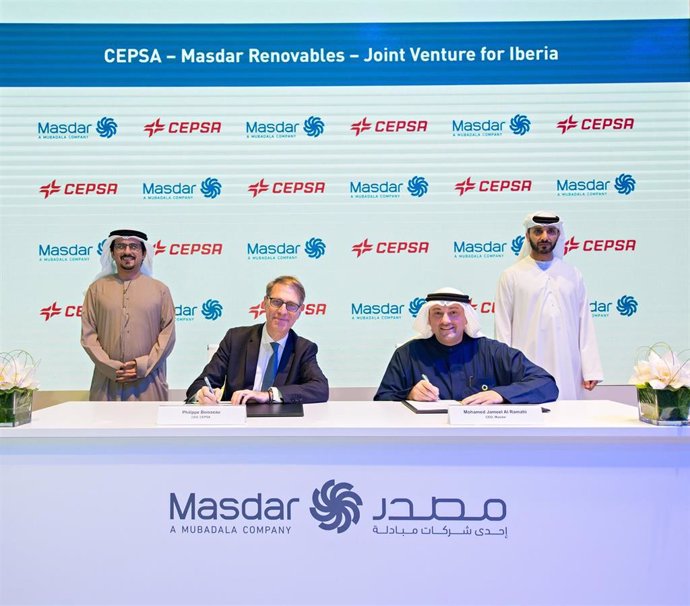 El consejero delegado de Cepsa, Philippe Boisseau, y el consejero delegado de Masdar, Mohamed Jameel Al Ramahi, durante la firma de acuerdo para crear una empresa conjunta para el desarrollo de renovables