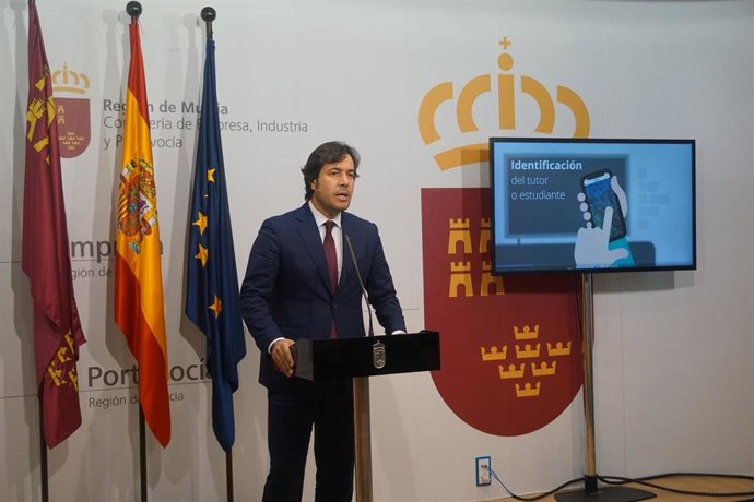 El consejero de Empleo, Investigación y Universidades, Miguel Motas, presenta la nueva aplicación del SEF para mejorar el control de la asistencia y la comunicación con los alumnos de cursos de formación