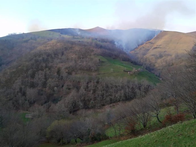 Solo sigue activo el incendio de Vega de Pas, que ya ha calcinado 100 hectáreas