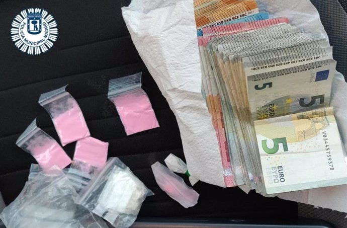 Varias bolsitas de cristal, MDMA, éxtasis y más de 3.000 euros incautados por la Policía Municipal de Madrid