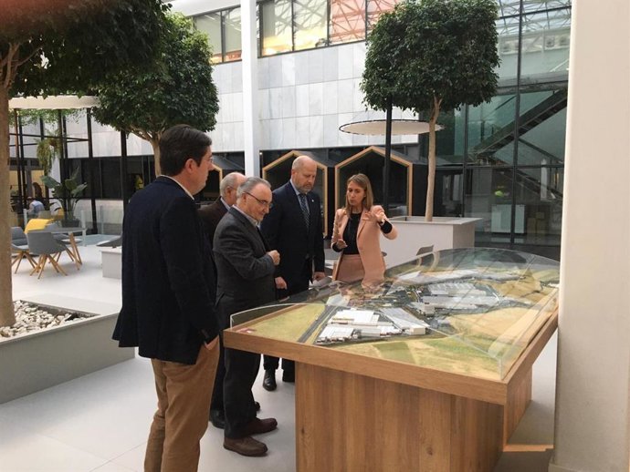 Javier Imbroda en su visita a la sede de Cosentino en Cantoria