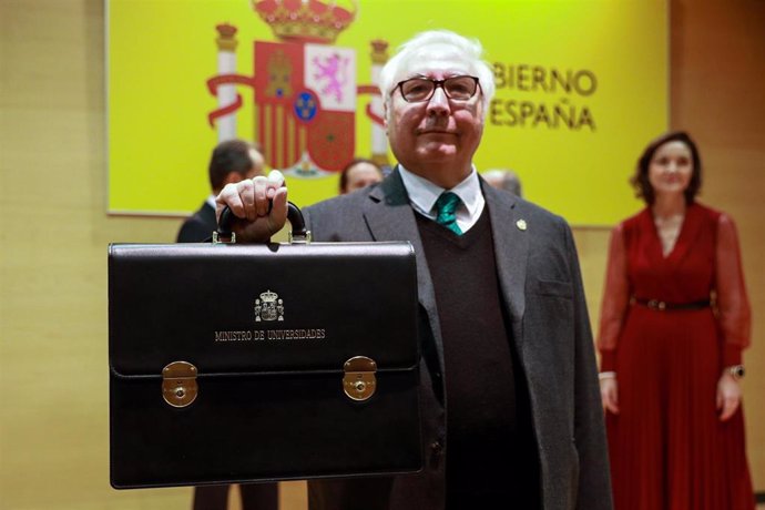El nuevo ministro de Universidades, Manuel Castells, muestra la cartera durante el acto de su toma de posesión, el pasado lunes.
