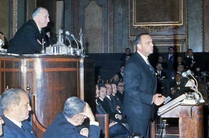 15 DE MARZO DE 1966 - CONGRESO DE LOS DIPUTADOS, MADRID, ESPAÑA: El ministro de Información y Turismo, Manuel Fraga, durante su discurso con motivo de la promulgación de la Ley de Prensa.