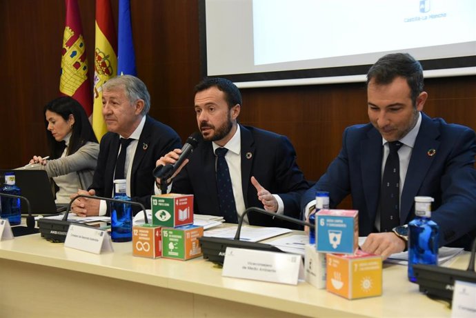 El consejero de Desarrollo Sostenible de C-LM, José Luis Escudero, en la reunión de la Comisión de Seguimiento del Pacto por la Recuperación Económica en Castilla-La Mancha 2015-2020