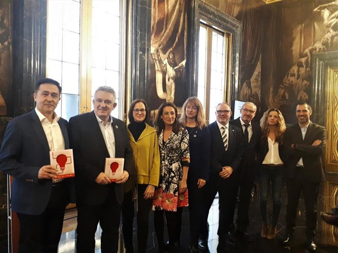 Los premiados por las mejores iniciativas tecnológicas 5G con Laia Bonet y Eduard Martín