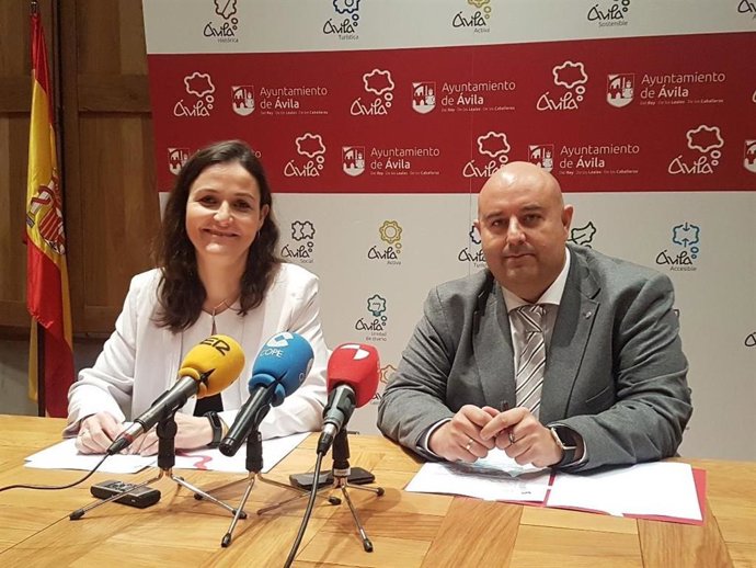 La Teniente De Alcalde De Empleo, Industria, Comercio Y Turismo Del Ayuntamiento De Ávila, Sonsoles Prieto, Y El Concejal De Turismo, Carlos López, Presentan La Presencia De Fitur.