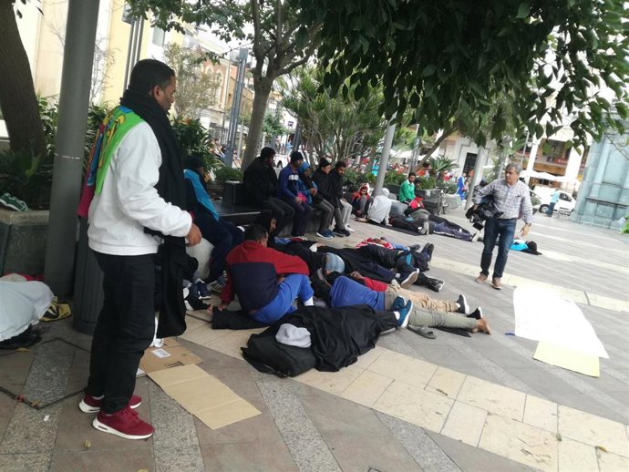 Inmigrantes ante la Delegación del Gobierno en Ceuta, en una imagen de archivo