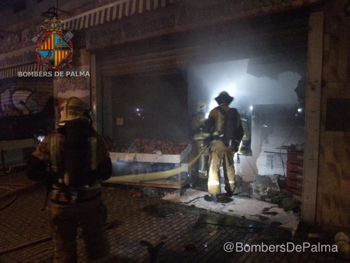 Incendio en una frutería en la calle Indalecio Prieto esta madrugada.