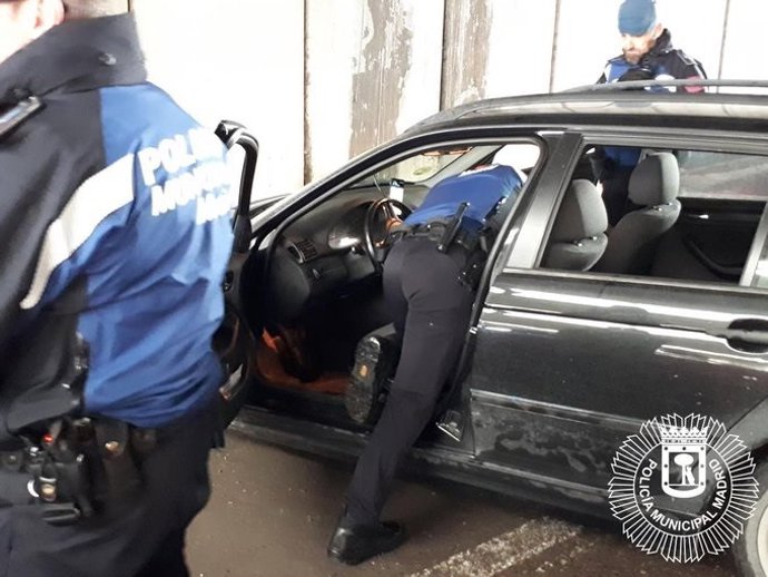 Imagen de efectivos de Policía Municipal de Madrid inspeccionando un vehículo.