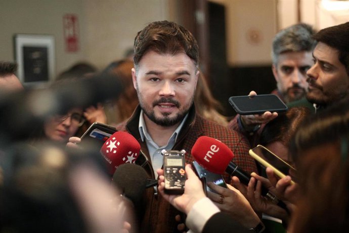 El portavoz de Esquerra Republicana (ERC), Gabriel Rufián, atiende a los medios de comuniación