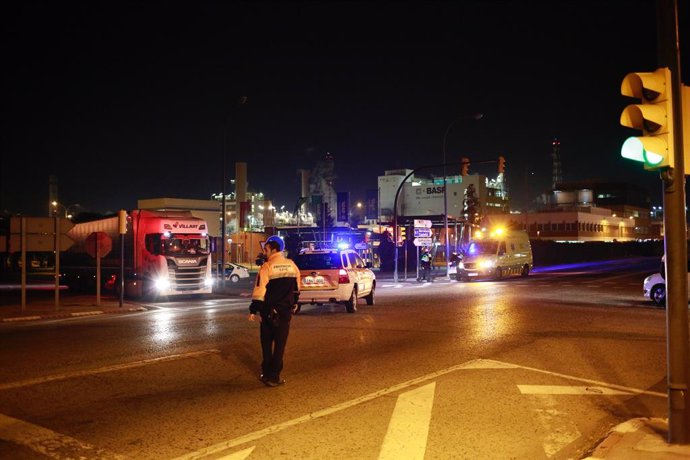Bombers i serveis d'Emergncia acudeixen a l'explosió a la planta petroquímica de la Canonja (Tarragona)