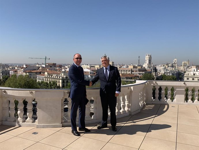 José Luis Jiménez, director general del área corporativa de inversiones de Mapfre, (izquierda), y Santiago Satrústegui, presidente de Abante (derecha) en el anuncio de su alianza estratégica