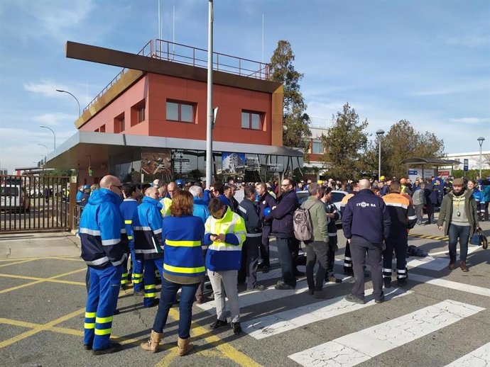 Mpleados de Basf se concentran en un paro de 30 minutos por las víctimas de la explosión en el polígono de La Canonja (Tarragona)