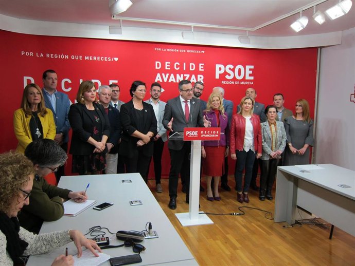El secretario general del PSRM-PSOE, Diego Conesa, acompañado de los diputados de su grupo parlamentario