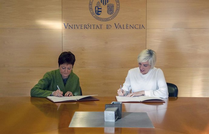 La rectora de la UV, M. Vicenta Mestre, y la directora ejecutiva dArthex, Beatriz Llamusí,