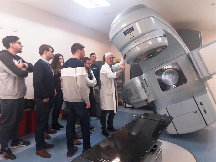 El jefe del servicio de Radiofísica y Protección Radiológica del Hospital Santa Lucía, Alfredo Serna, junto a una parte del grupo de estudiantes de cuarto curso del Grado de Ingeniería Electrónica Industrial y Automática