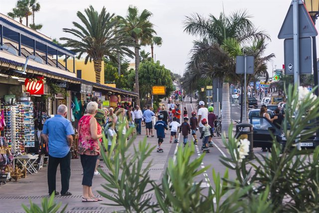 Turistas en un paseo por Canarias